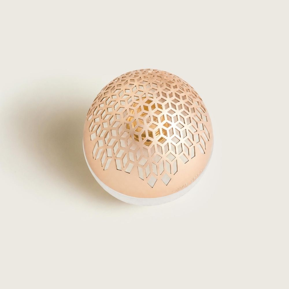 Vista cenital de la lámpara catalítica Luka Escarchada Maison Berger mostrando el capuchón oro rosa con troquelado geométrico hexagonal – D'Arome