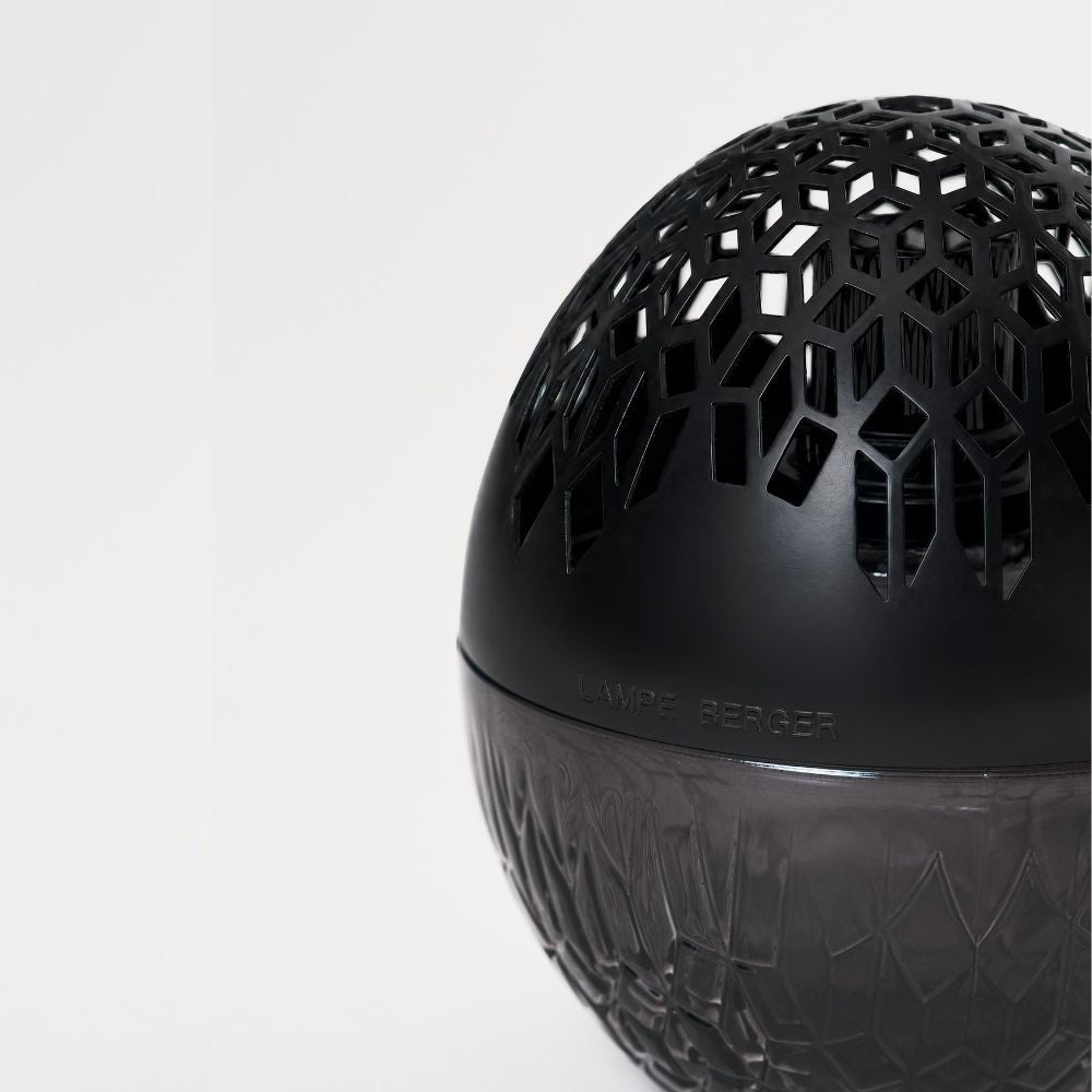 Detalle del embellecedor troquelado en negro mate de la lámpara catalítica Luka Negra Maison Berger con grabado Lampe Berger sobre cristal ahumado – D'Arome