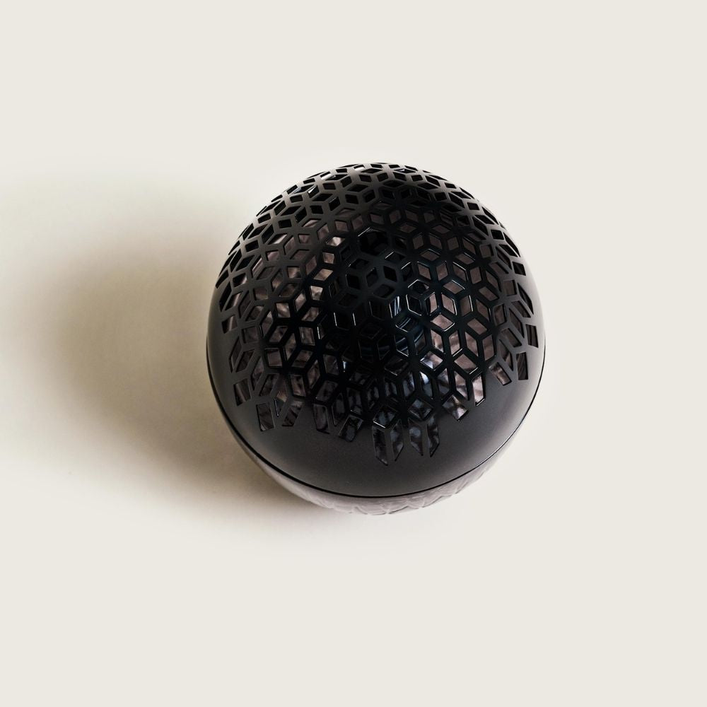 Vista cenital de la lámpara catalítica Luka Negra Maison Berger mostrando el capuchón negro mate con troquelado geométrico hexagonal – D'Arome