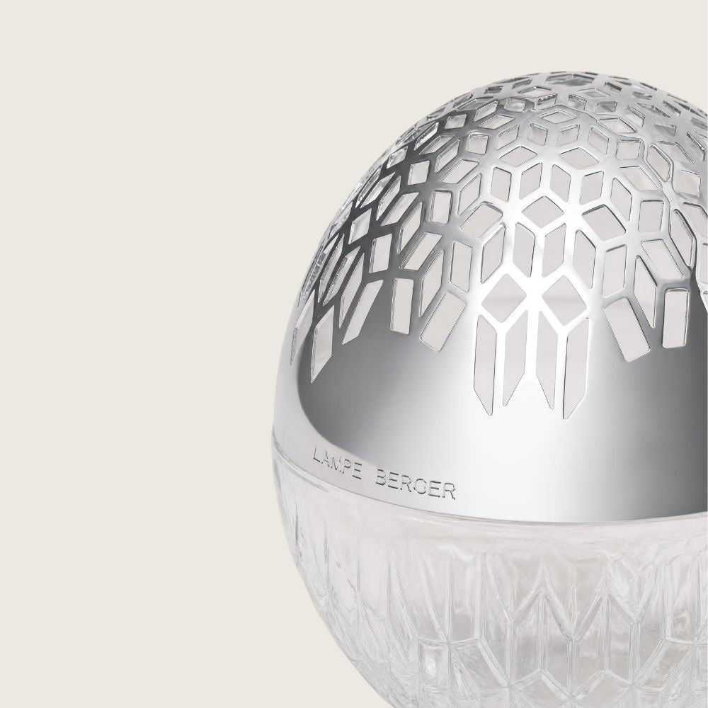 Detalle de la montura plateada troquelada geométrica de la lámpara catalítica Luka Transparente Maison Berger con relieve facetado y grabado Lampe Berger – D'Arome