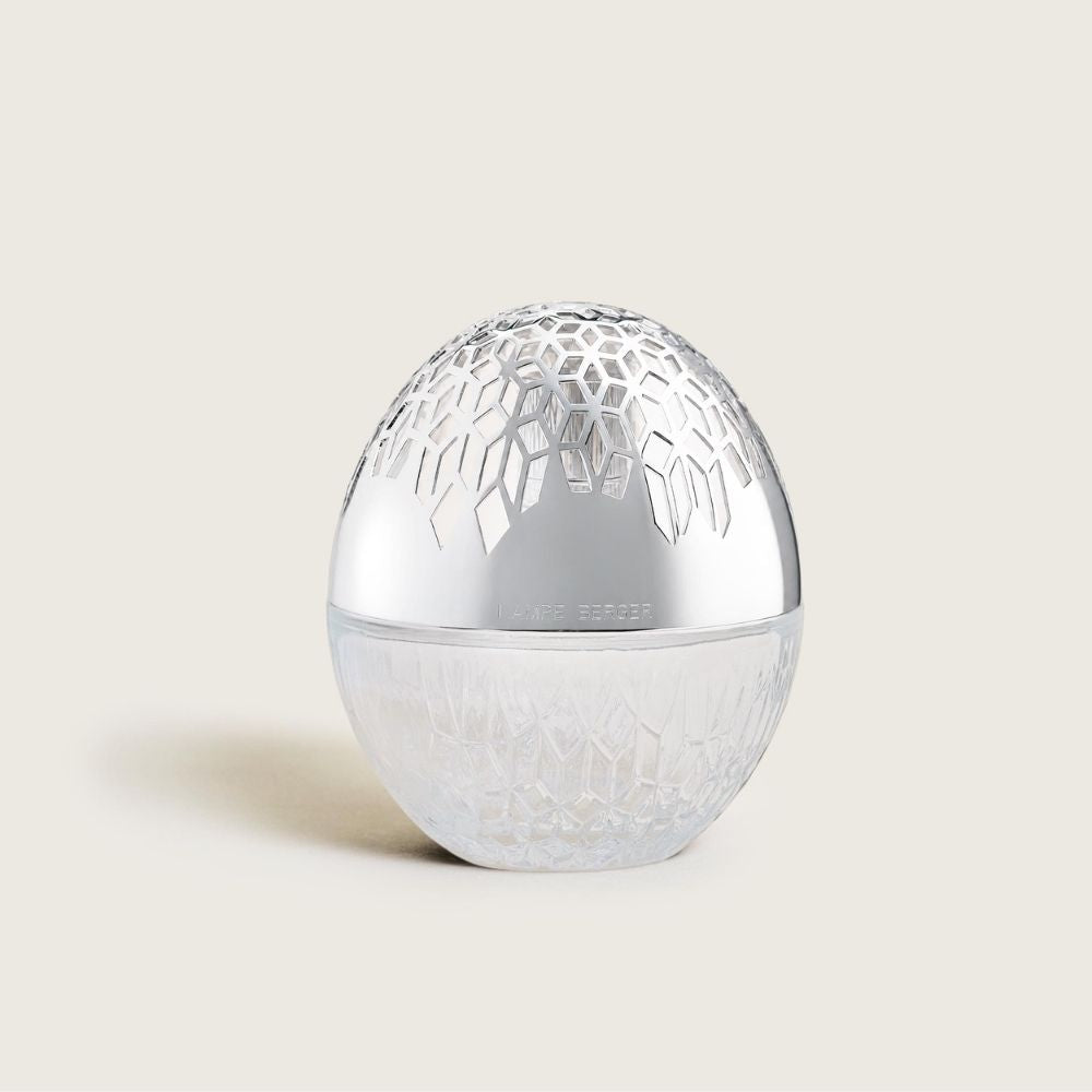 Lámpara catalítica Luka Transparente Maison Berger con forma ovoide de cristal tallado y montura plateada troquelada geométrica diseñada por David Boulanger – D'Arome