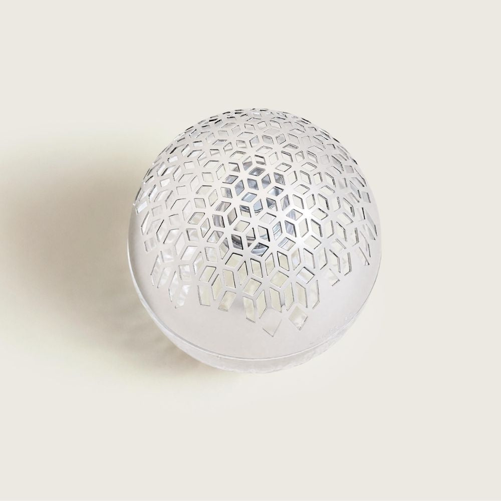 Vista cenital de la lámpara catalítica Luka Transparente Maison Berger mostrando la montura plateada con troquelado geométrico hexagonal y patrón de rombos – D'Arome