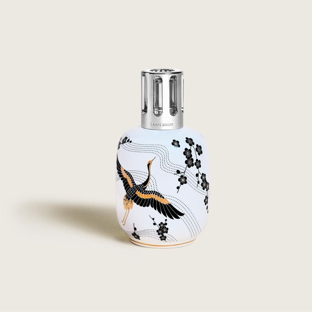 Lámpara catalítica Sakura Blanca Maison Berger de cerámica blanca con ilustración japonesa de grulla dorada, flores de cerezo y montura plateada – D'Arome