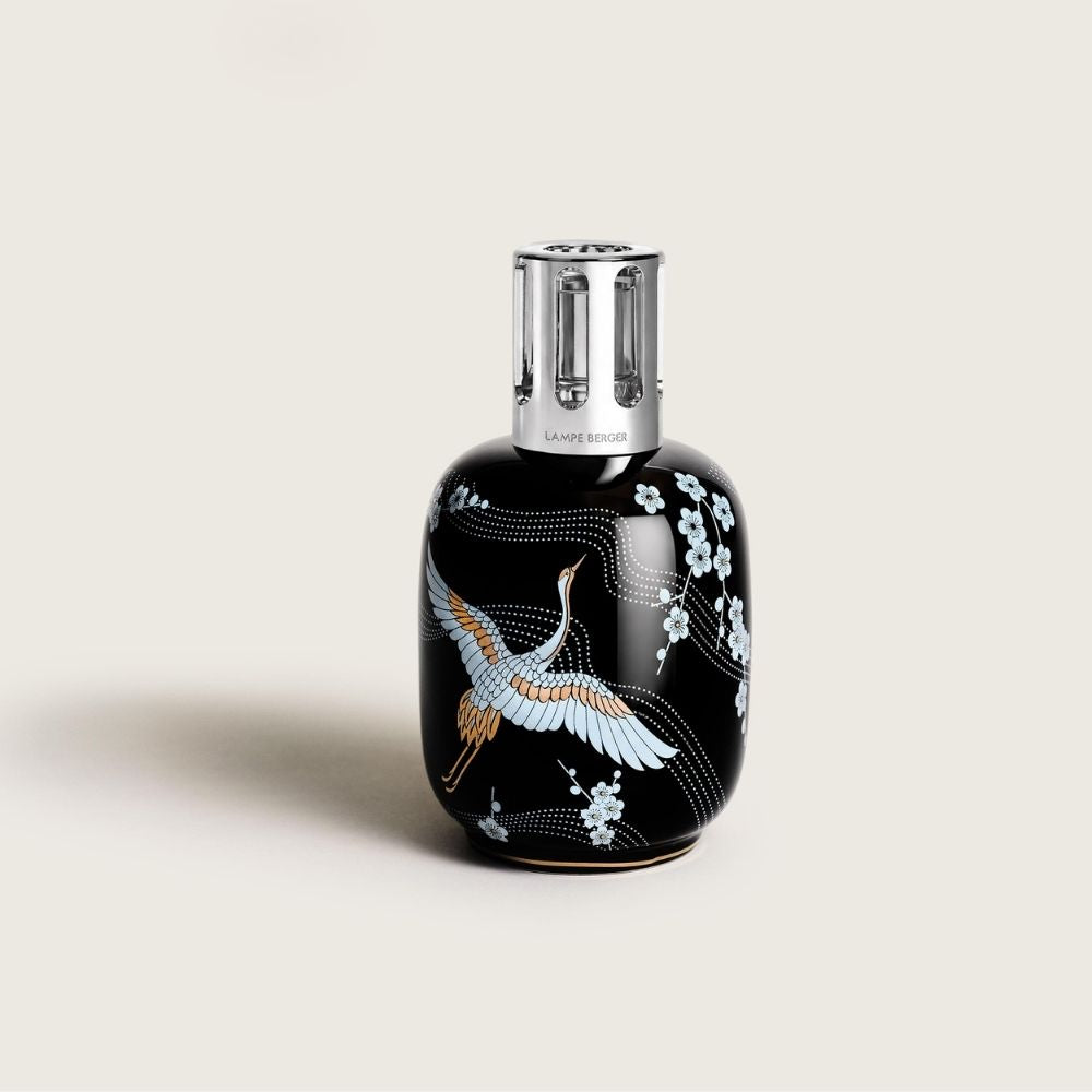 Lámpara catalítica Sakura Negra Maison Berger de cerámica negra con ilustración japonesa de grulla plateada, flores de cerezo blancas y montura plateada – D'Arome