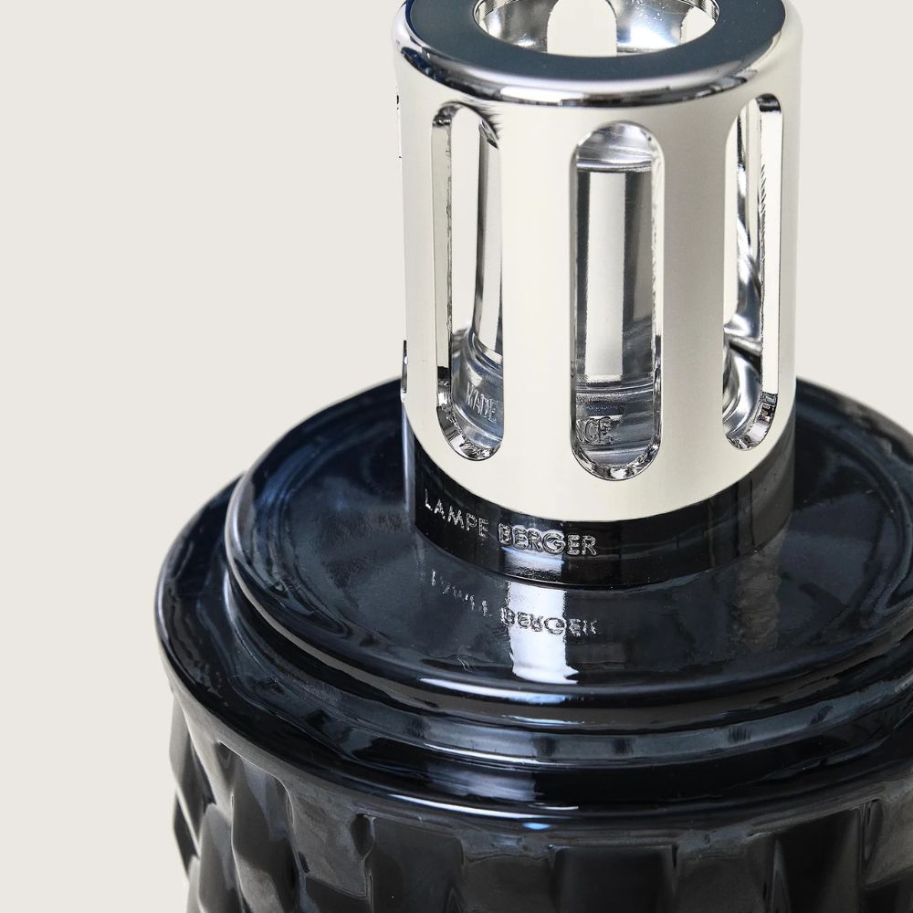 Detalle del embellecedor plateado y la piedra catalítica de la lámpara Variation Grise Maison Berger – D'Arome
