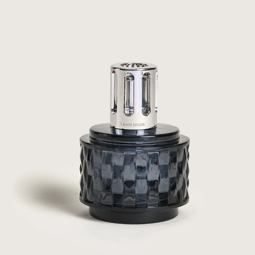 Lámpara catalítica Variation Grise Maison Berger con cuerpo de cristal facetado gris antracita y embellecedor plateado – D'Arome