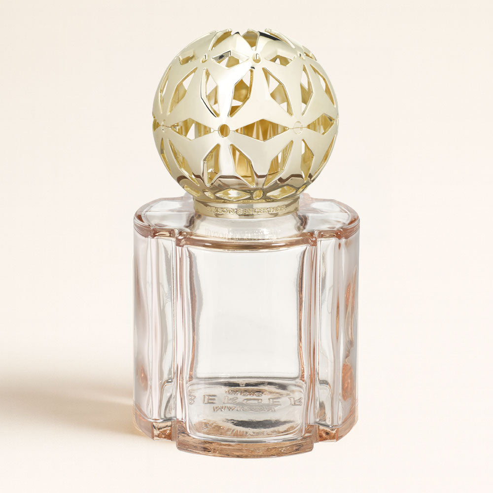 Descubre la lámpara catalítica Pomelis Nude de Maison Berger. Una joya en tono nude elegante. Aroma Splendeur Vanillée incluido. ¡Enamórate!