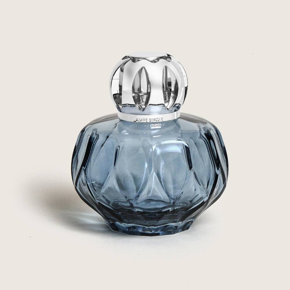 Rosalie Azul de Maison Berger: lámpara catalítica inspirada en el origami, tono azul y embellecedor plateado. ¡Una Joya para regalar o regalarte!