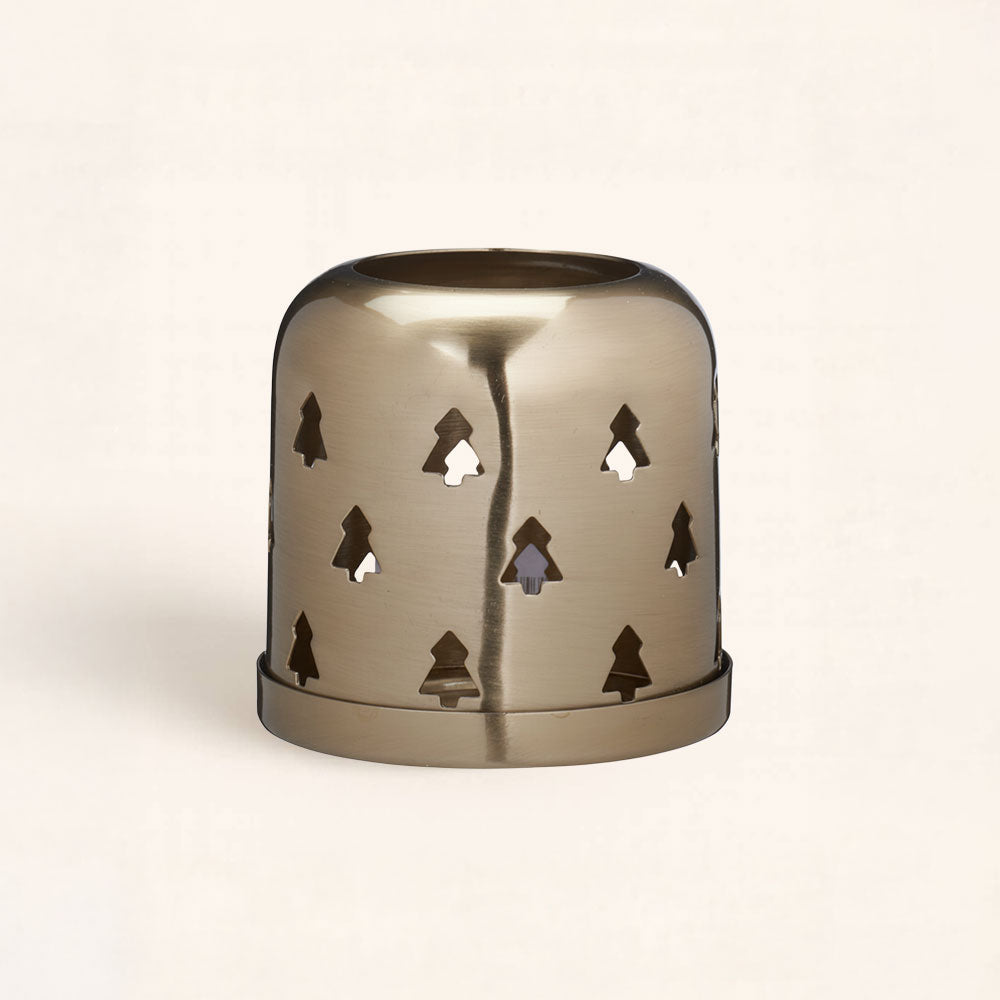 Lámpara Vela de Té Árboles de Navidad de 8 cm dorada. Luz cálida y diseño navideño con abetos calados. Perfecta para decorar y crear ambiente.