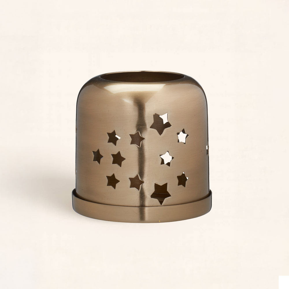 Lámpara vela de té Estrellas de 8 cm en color dorado. Luz cálida y diseño de estrellas. Perfecta para crear ambientes mágicos y acogedores.