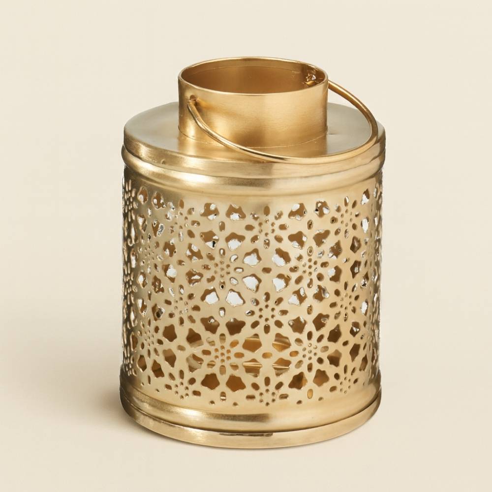 Lámpara vela de té CANDELA: Dorada, calada y llena de encanto. Proyecta luz cálida y sombras mágicas. ¡Dale alma a tu hogar con Candela!