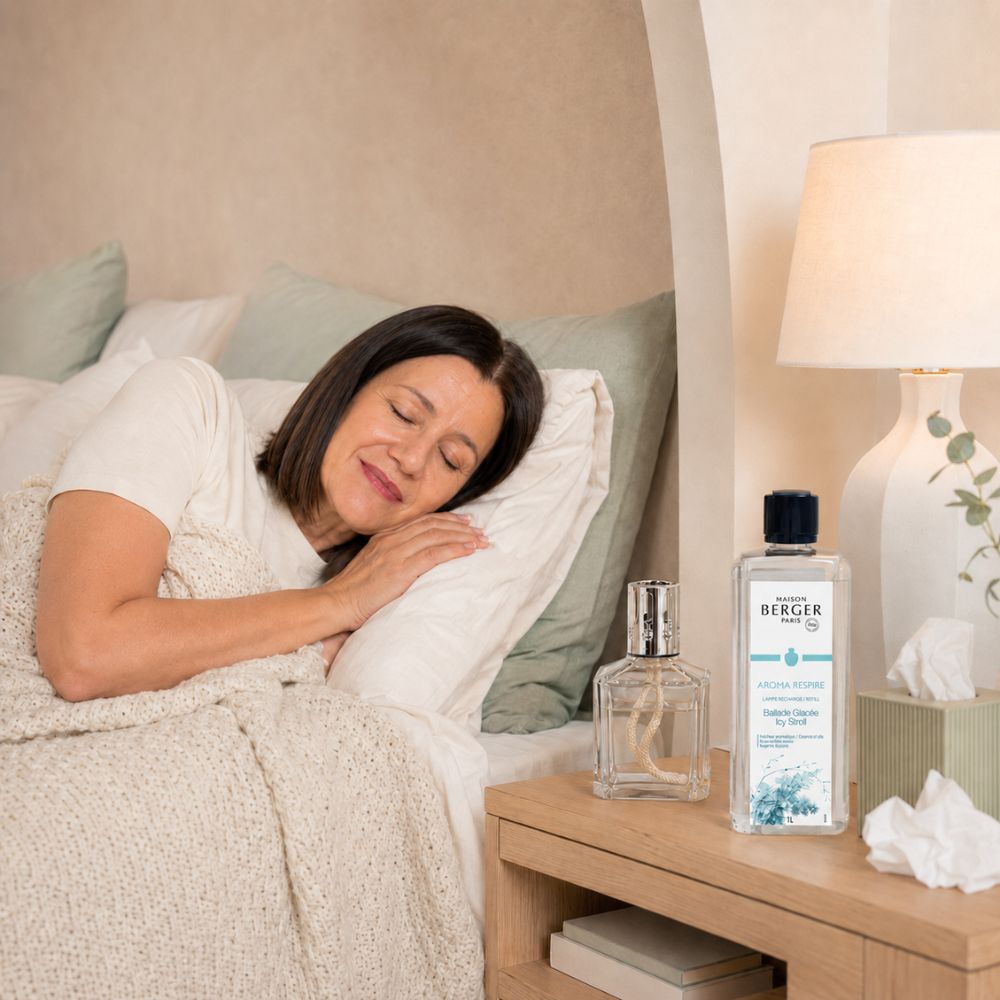 Marí Carmen, CEO y experta en aromas de D'Arome, durmiendo plácidamente junto al recambio Aroma Respire Ballade Glacée Maison Berger en la mesita – D'Arome