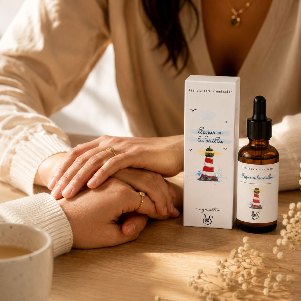 Manos entrelazadas de dos amigas junto a la esencia para difusor de aromas "Llegar a la orilla" de LoeS, regalo para esa persona faro que siempre te acompaña – D'Arome