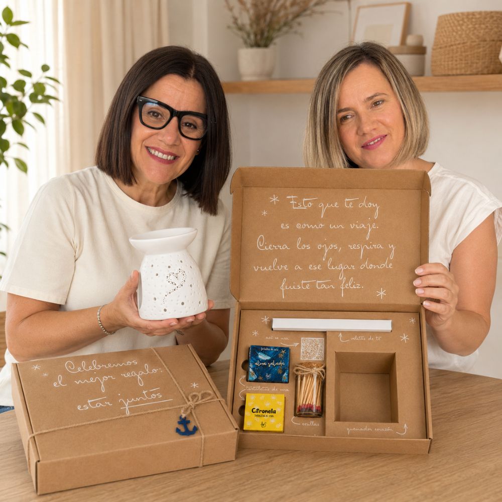 Mari Carmen, CEO y experta en aromas de D'Arome, junto a Ana Belén del equipo D'Arome, presentando el cofre regalo de verano "Huele a vacaciones" de LoeS – D'Arome