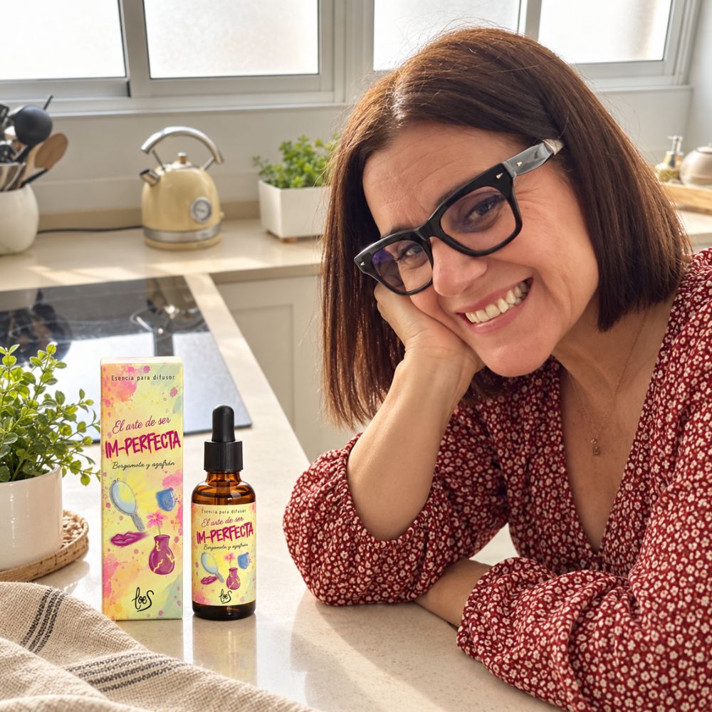 Mari Carmen, CEO y fundadora de D'Arome, sonriendo junto a la esencia para difusor Im-Perfecta de LoeS en su cocina – D'Arome