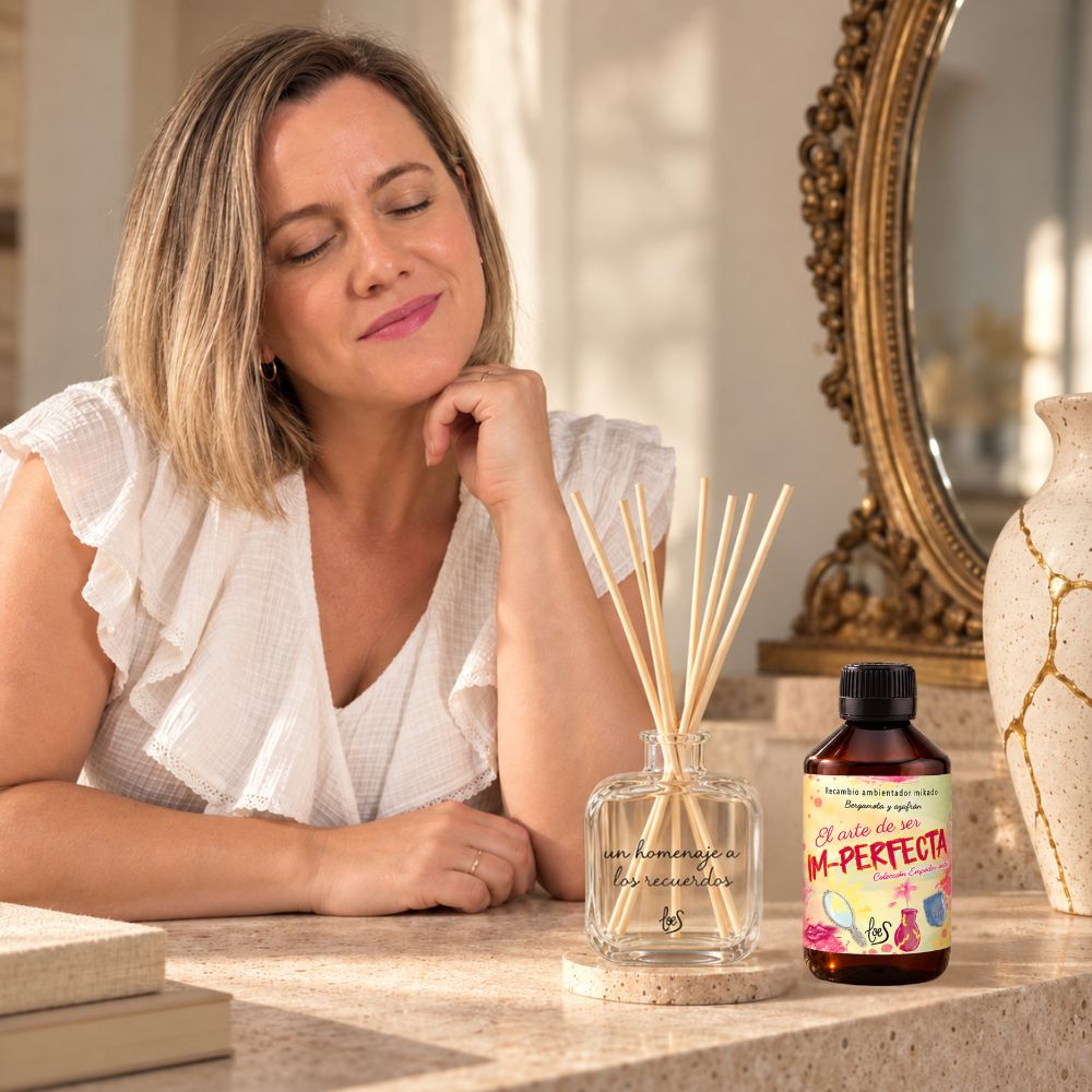 Ana Belén fundadora de D'Arome, disfrutando del aroma de su mikado Im-Perfecta de LoeS recién rellenado – D'Arome