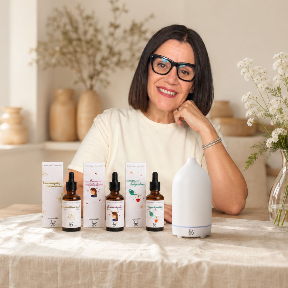 María Carmen, CEO y experta en aromas de D'Arome, presentando el pack de tres esencias florales LoeS junto al difusor de aromas cerámico tempo en color blanco – D'Arome