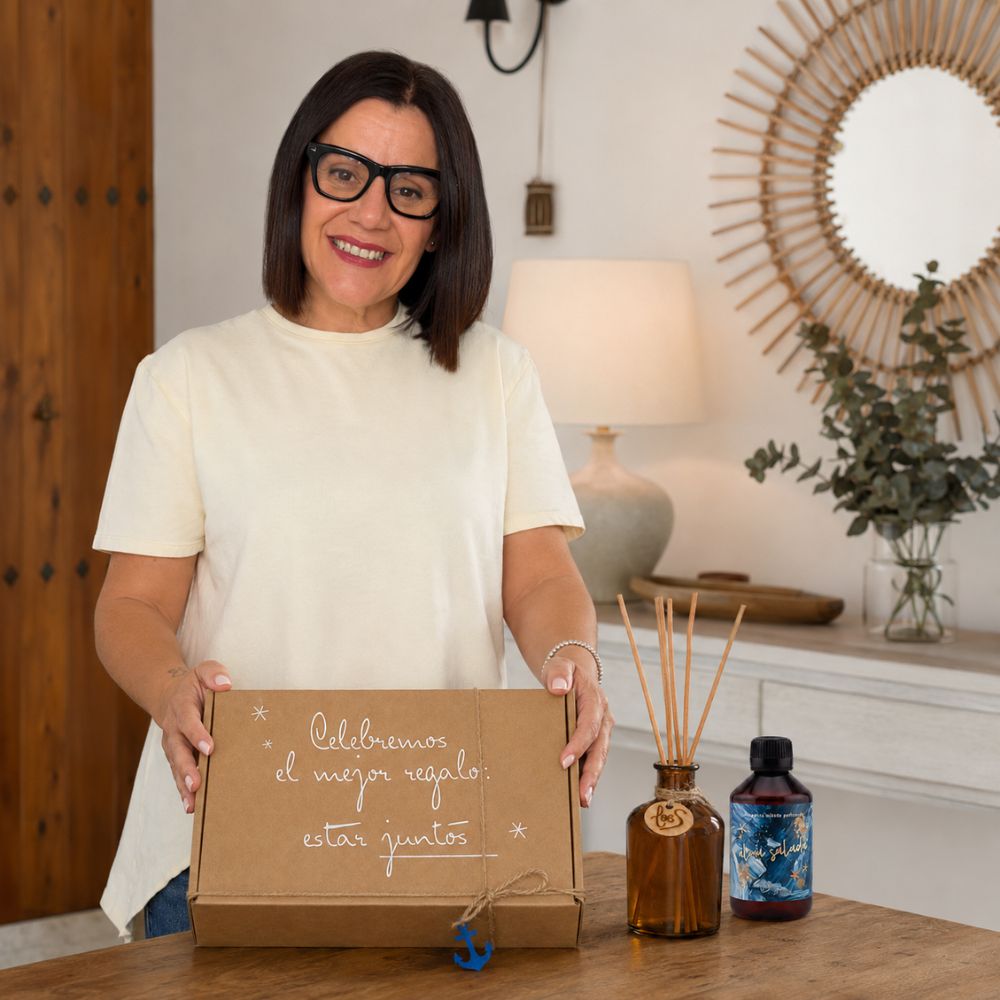 Mari Carmen, CEO y experta en aromas de D'Arome, ofreciendo el cofre regalo de verano mikado Alma Salada de LoeS, regalo perfecto con aroma a mar – D'Arome