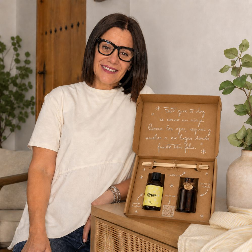 Mari Carmen, CEO y experta en aromas de D'Arome, presentando el cofre regalo de verano mikado "Pa' que no te piquen" con recambio Citronela antimosquitos de LoeS – D'Arome