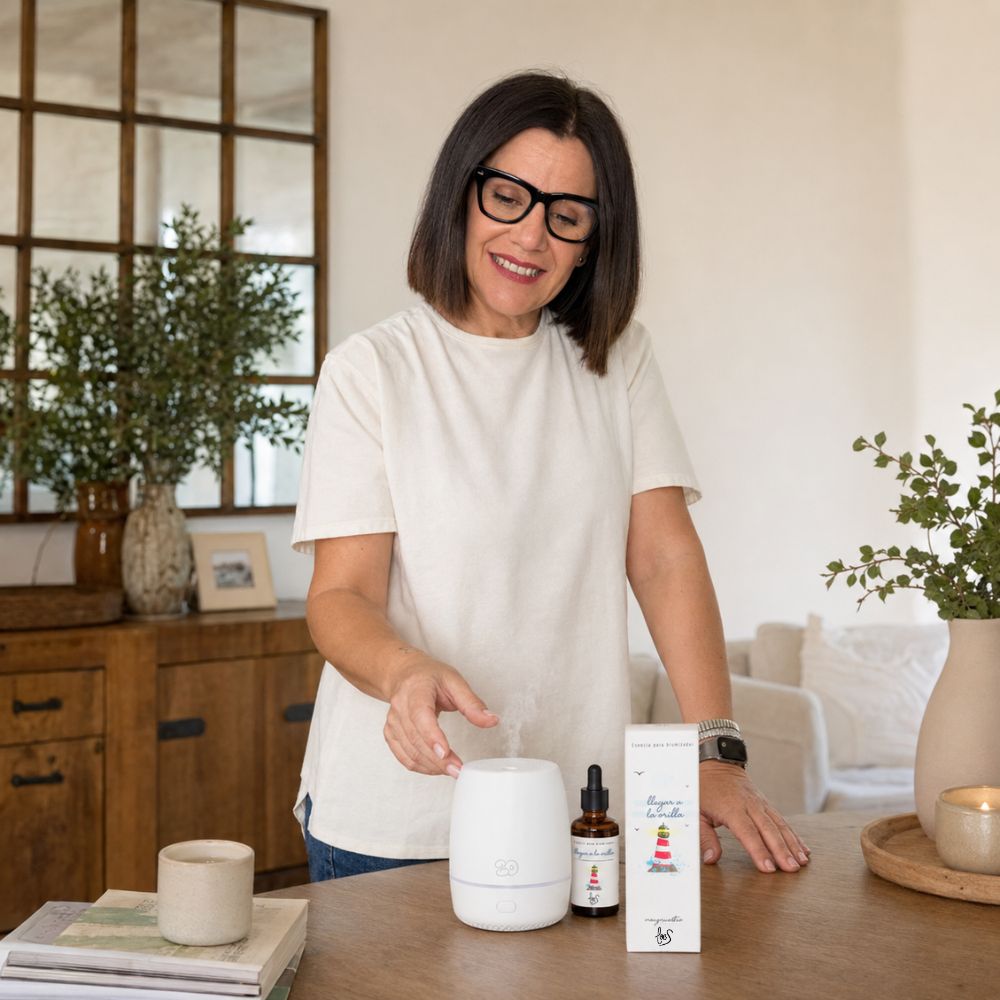 Mari Carmen, CEO y experta en aromas de D'Arome, encendiendo el difusor de aromas eléctrico difundiendo la esencia "Llegar a la orilla" de LoeS en el salón – D'Arome
