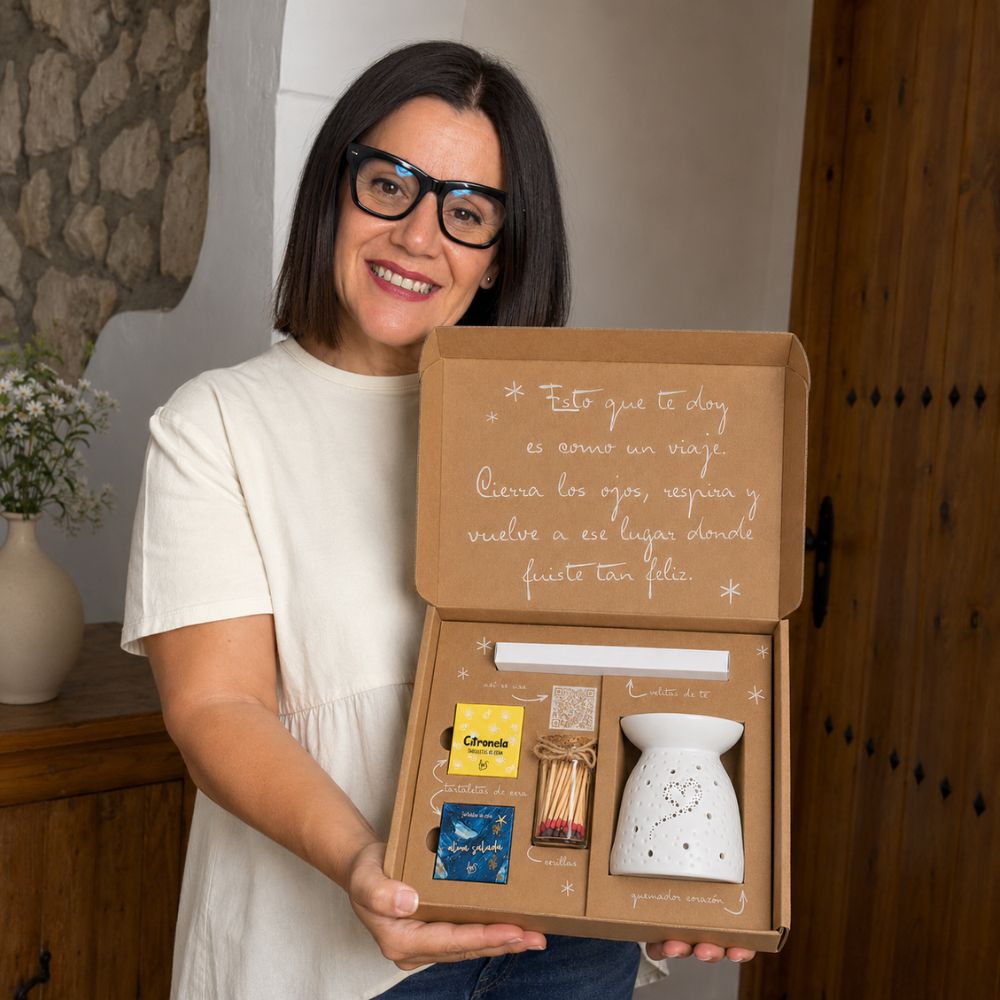 Mari Carmen, CEO y experta en aromas de D'Arome, sosteniendo y presentando el cofre regalo de verano "Huele a vacaciones" de LoeS – D'Arome