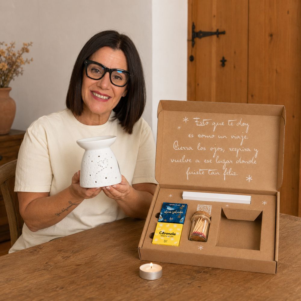 Mari Carmen, CEO y experta en aromas de D'Arome, mostrando el quemador de cerámica con detalle de corazón incluido en el cofre regalo de verano de LoeS – D'Arome