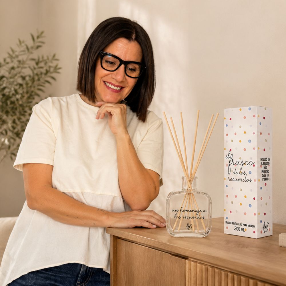 Mari Carmen, CEO y experta en aromas de D'Arome, contemplando el envase mikado "Un homenaje a los recuerdos" de LoeS, conexión emocional con el producto – D'Arome