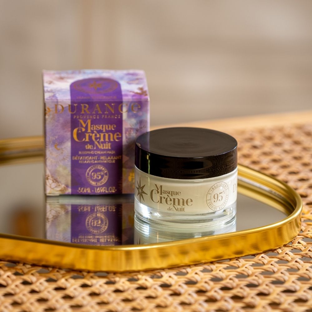 Mascarilla crema de noche Colección Serenidad de Durance junto a su caja sobre bandeja dorada con detalle de mimbre – D'Arome