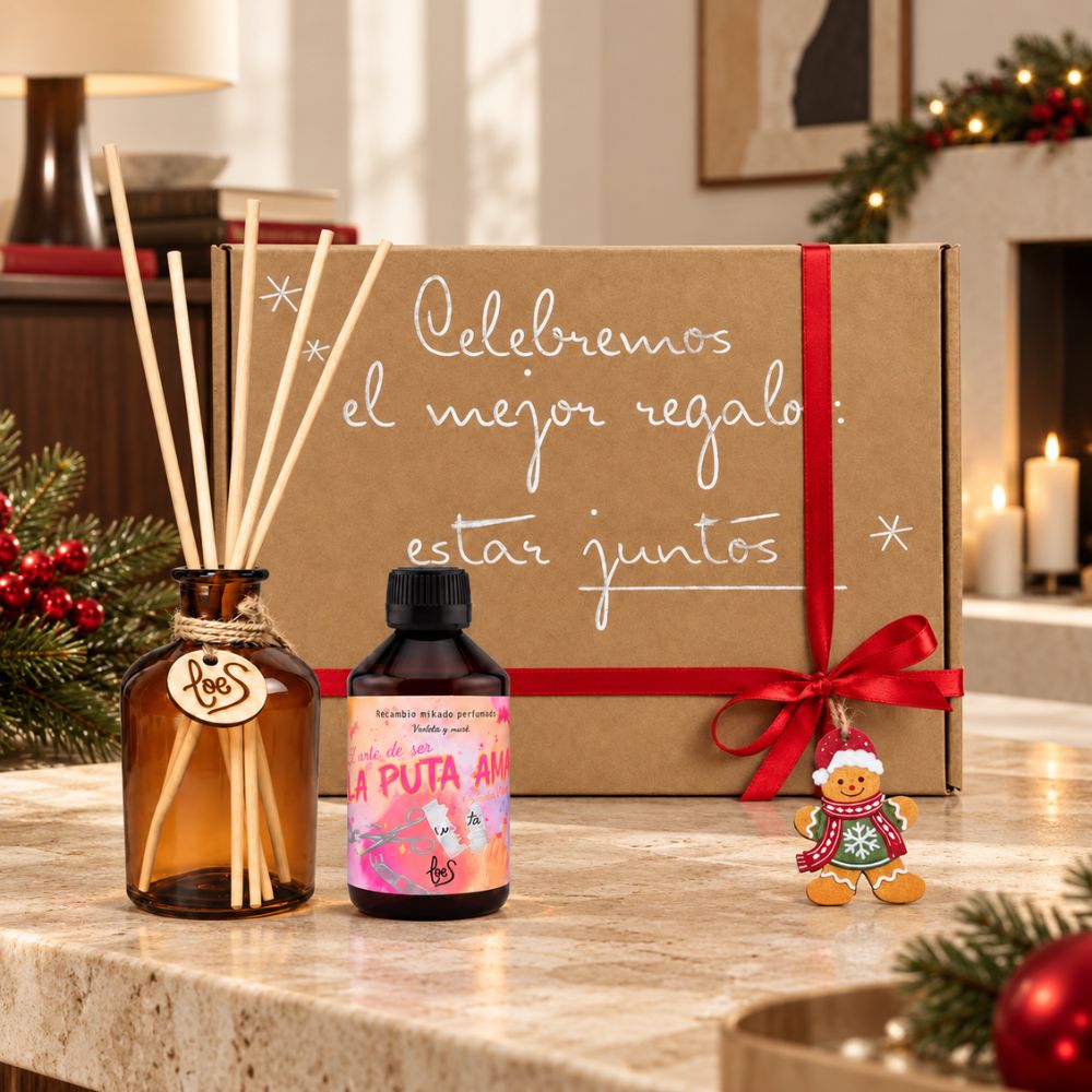 Mikado El arte de ser La Puta Ama de LoeS, 250 ml, violeta y almizcle, junto al cofre de Navidad en un salón decorado – D'Arome