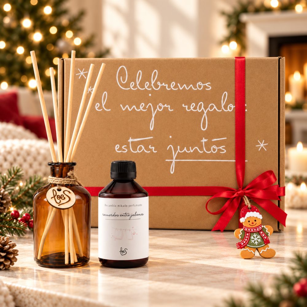 Mikado Recuerdos entre Jabones de LoeS, 250 ml, con olor a ropa limpia y jabón, junto al cofre regalo en un salón navideño – D'Arome