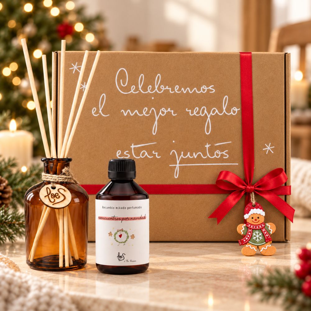 Mikado Reencuentro por Navidad de LoeS, aroma navideño de calabaza al horno, clavo y vainilla, junto al cofre regalo y el árbol – D'Arome