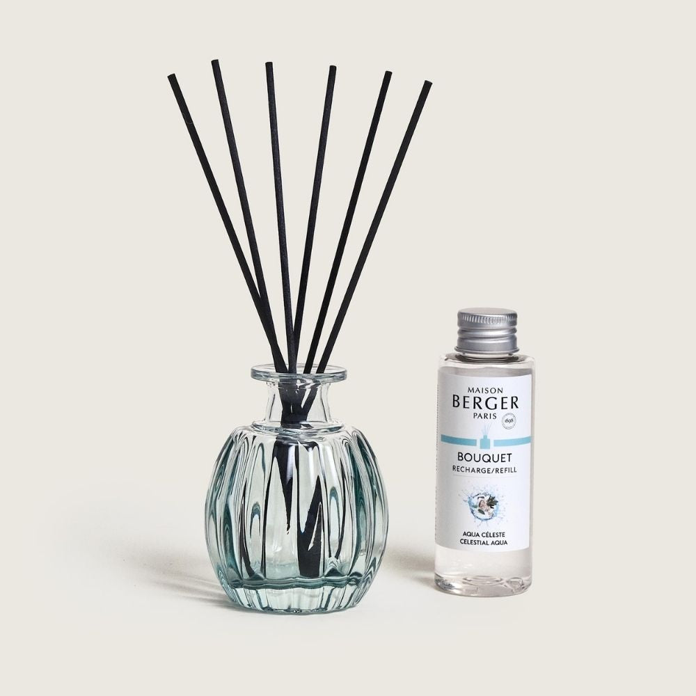 Dale vida a tu hogar con el Mini Ambientador Mikado Corali. Diseño de cristal ondulado y el increíble aroma Aqua Céleste. ¡El detalle perfecto!