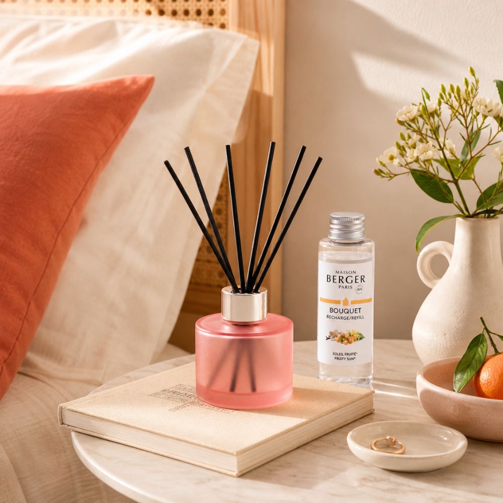 Mini Mikado Rosa Escarchado Maison Berger con Soleil Fruité en mesita de noche dormitorio cálido