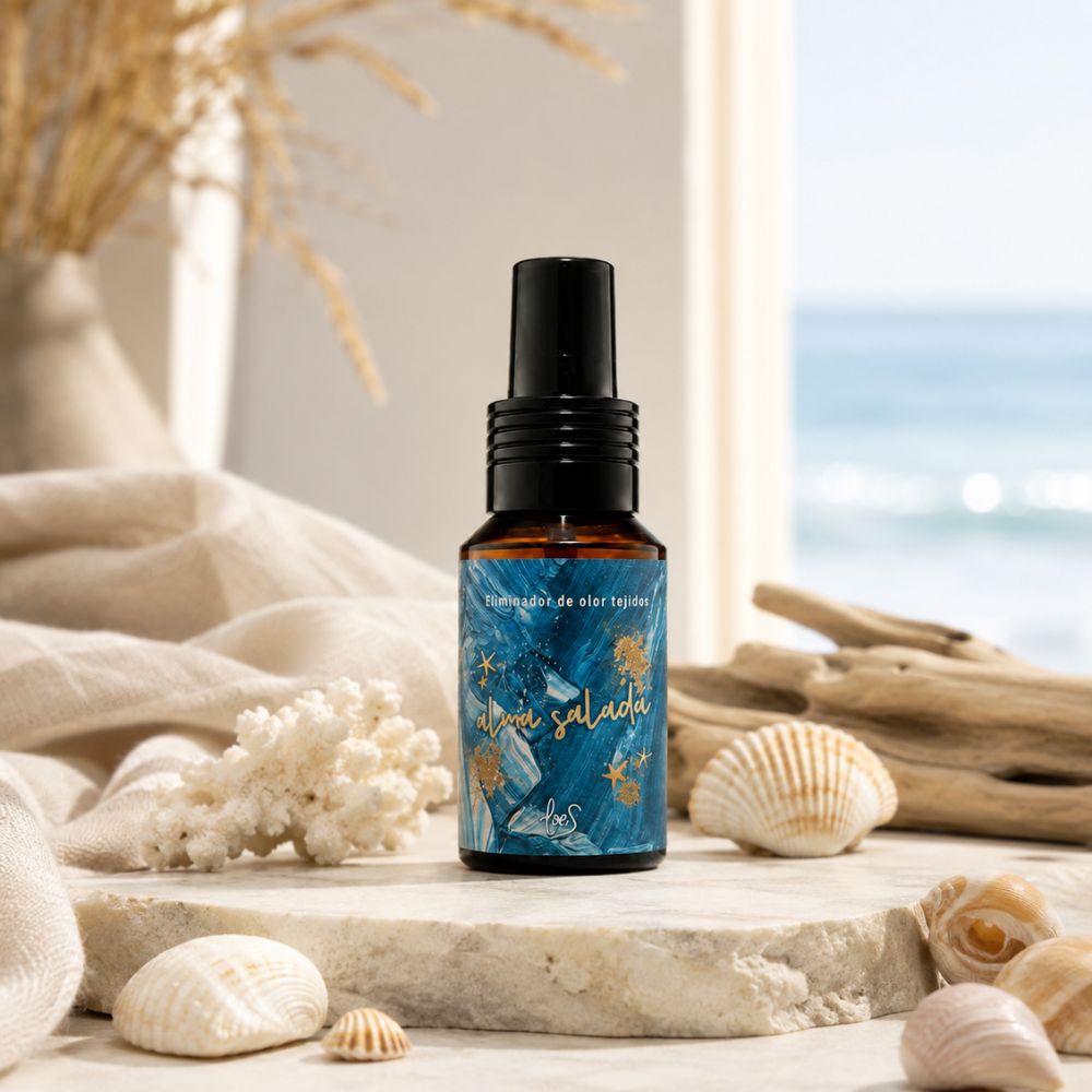 Mini spray textil Alma Salada de LoeS de 50 ml sobre piedra natural con conchas, coral y vistas al Mediterráneo – D'Arome
