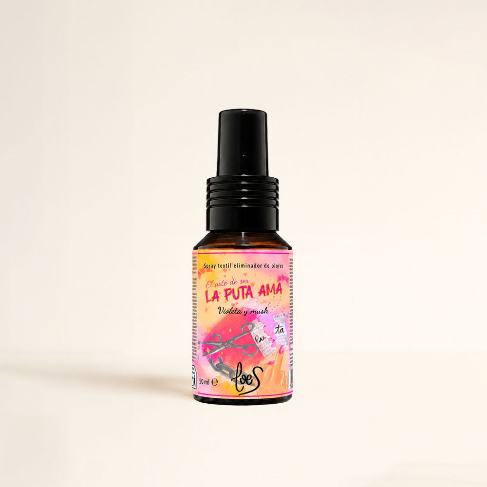 Mini spray textil eliminador de olores La Puta Ama de LoeS, 50 ml, aroma a violeta y musk, frasco ámbar con pulverizador y etiqueta de la colección Empoder-arte – D’Arome