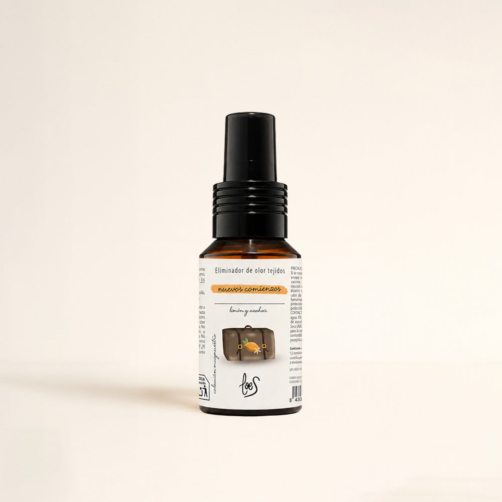 Mini spray textil eliminador de olores Nuevos Comienzos 50ml de LoeS con aroma a limón y azahar, botella ámbar formato bolsillo colección Muy Pronto – D'Arome