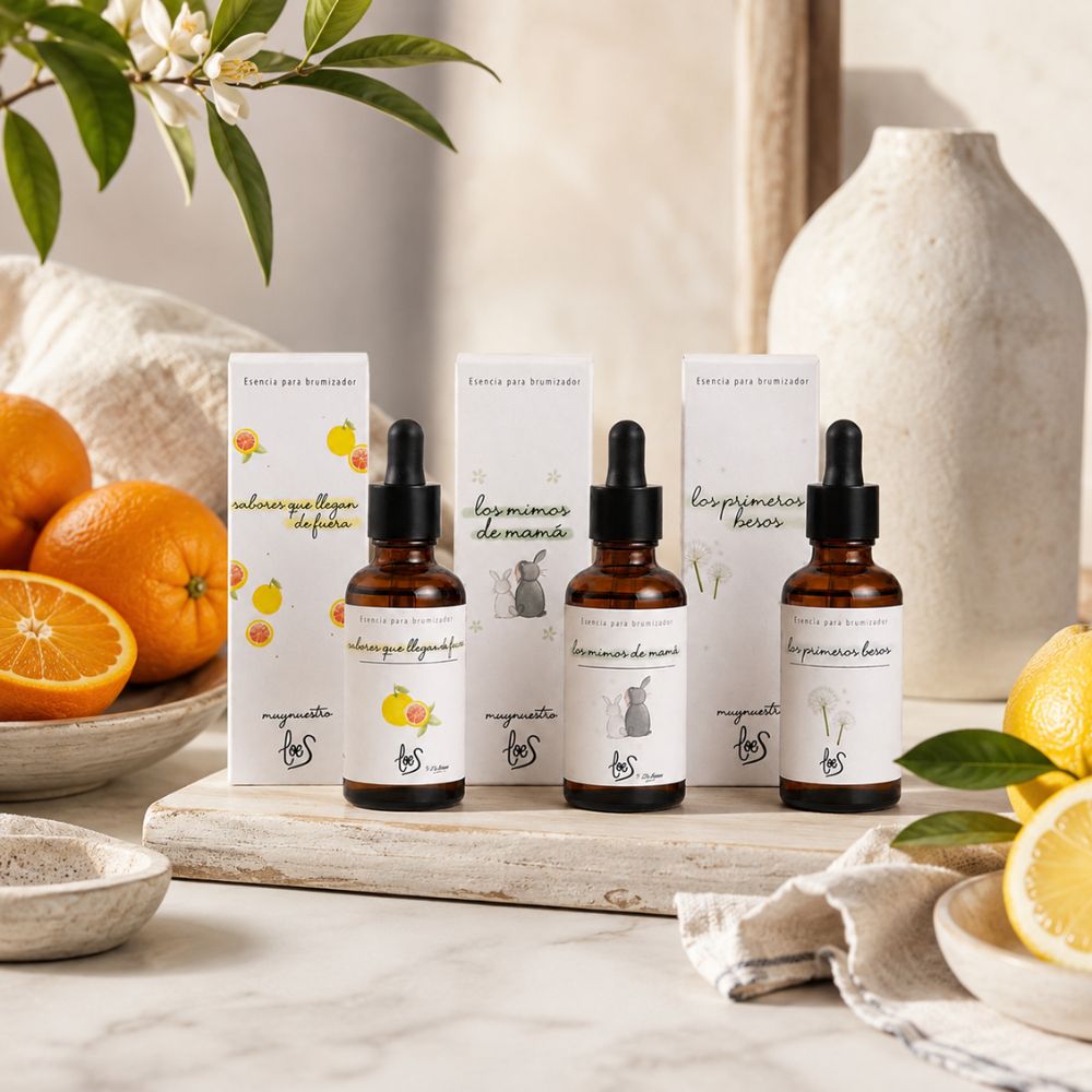 Pack tres aromas cítricos LoeS sobre tabla de madera con cuenco de naranjas, limones partidos y jarrón cerámico – D'Arome