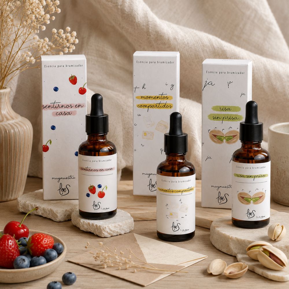 Bodegón aspiracional del pack de aromas dulces LoeS sobre base de piedra clara con frutos rojos, pistachos y flores secas, estilo natural mediterráneo – D'Arome