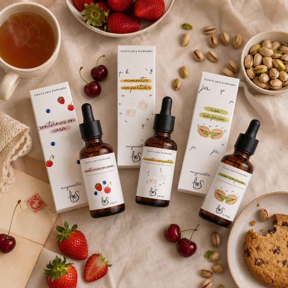 Cenital del pack de aromas dulces LoeS sobre mesa de merienda con frutos rojos, pistachos, té y galleta casera, ambiente gourmand y cozy – D'Arome