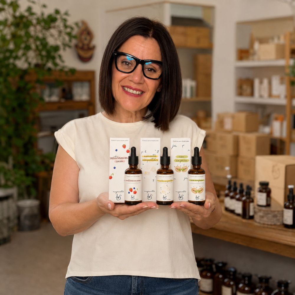 Mari Carmen, CEO y experta en aromas de D'Arome, presentando el pack de aromas dulces LoeS con las tres esencias para difusor en el showroom de la marca – D'Arome