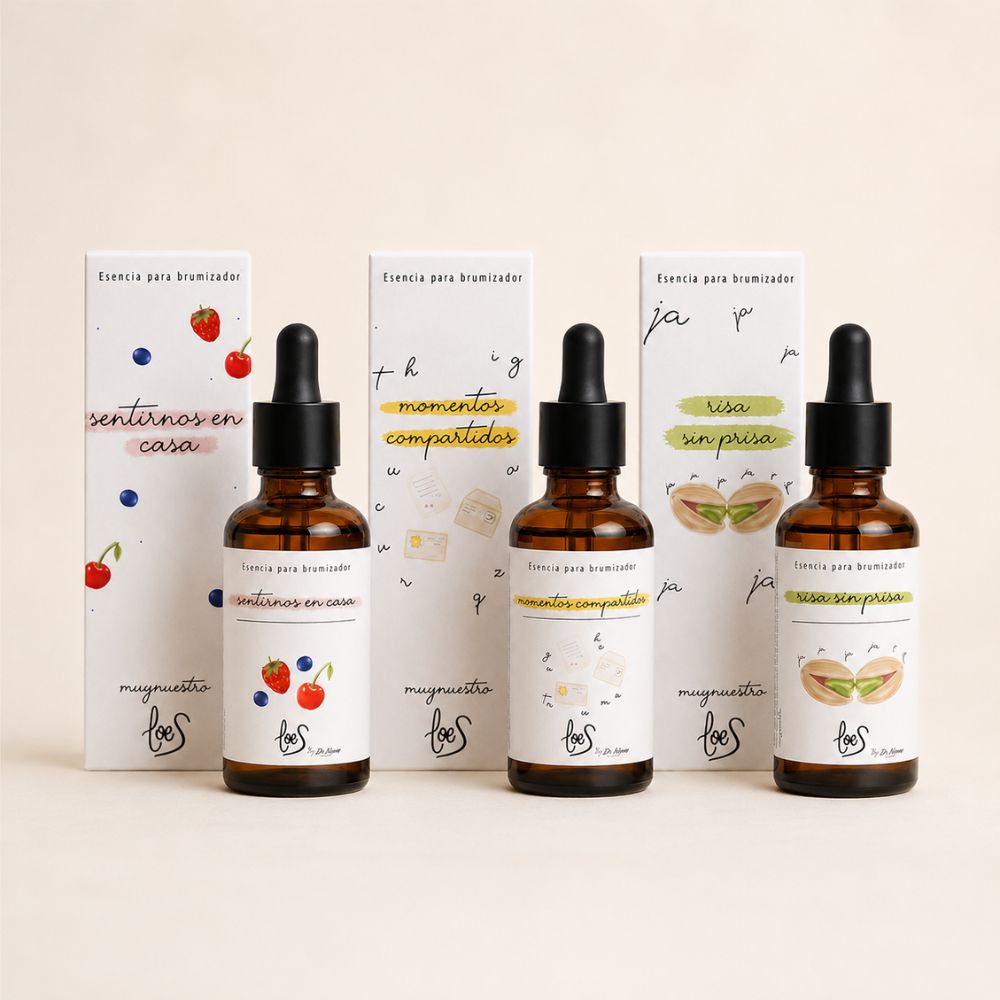 Pack de aromas dulces LoeS con las tres esencias para difusor Sentirnos en Casa, Momentos Compartidos y Risa sin Prisa con sus cajas ilustradas sobre fondo crema – D'Arome