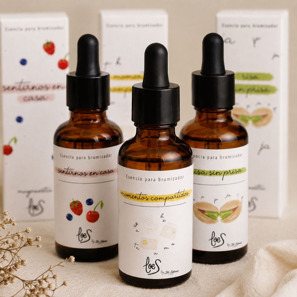 Primer plano del pack de aromas dulces LoeS con las tres esencias para difusor y sus cajas ilustradas en composición editorial – D'Arome