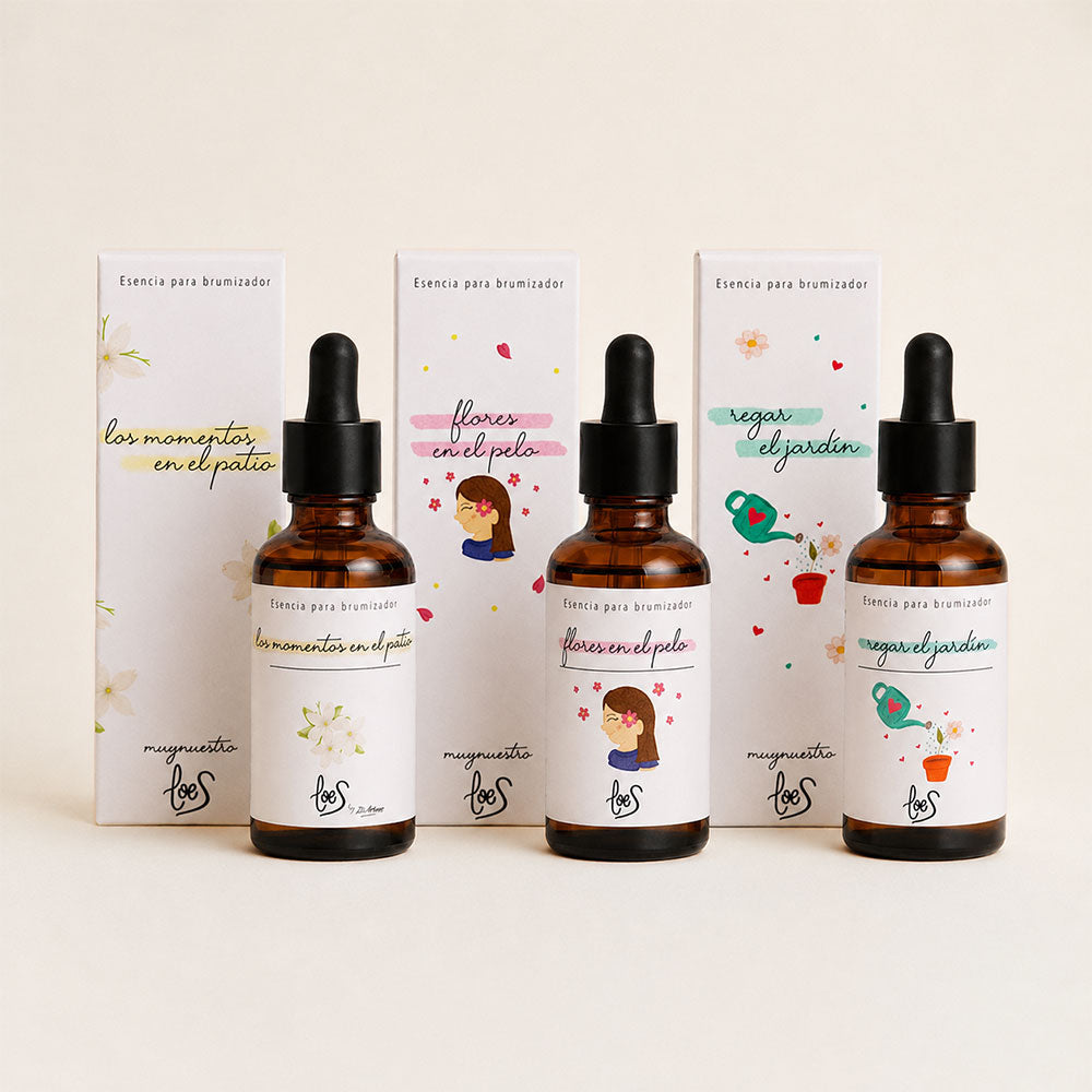 Pack de aromas florales LoeS con tres esencias para difusor: Los Momentos en el Patio, Flores en el Pelo y Regar el Jardín con sus cajas ilustradas – D'Arome