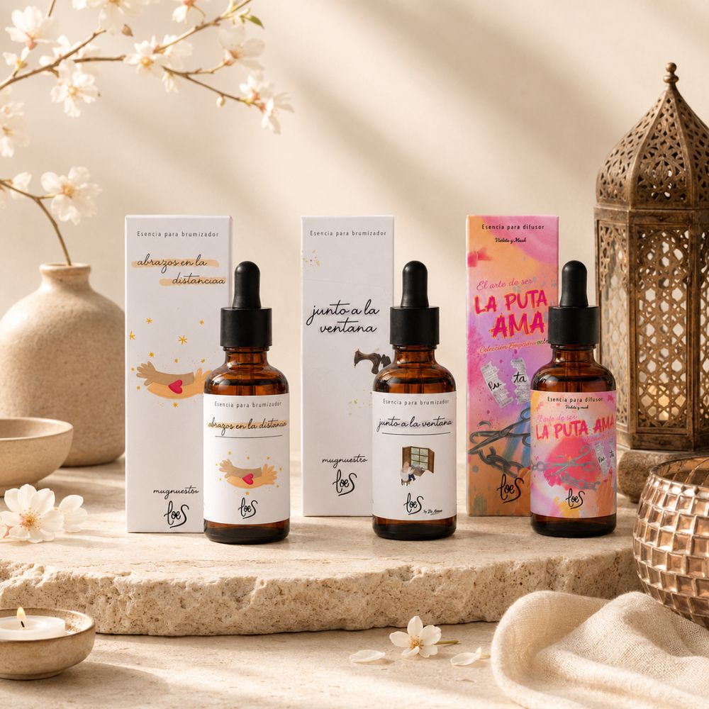 Bodegón aspiracional del pack de aromas orientales LoeS con farol marroquí dorado, flores de jazmín y vela encendida, atmósfera sensual oriental – D'Arome