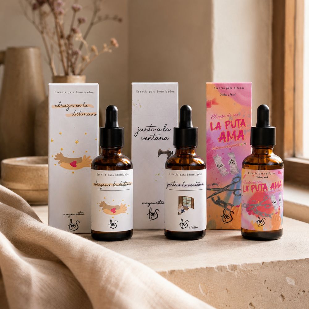 Bodegón mediterráneo del pack de aromas orientales LoeS sobre piedra clara con tela de lino y flores secas, atmósfera cálida y sensual – D'Arome