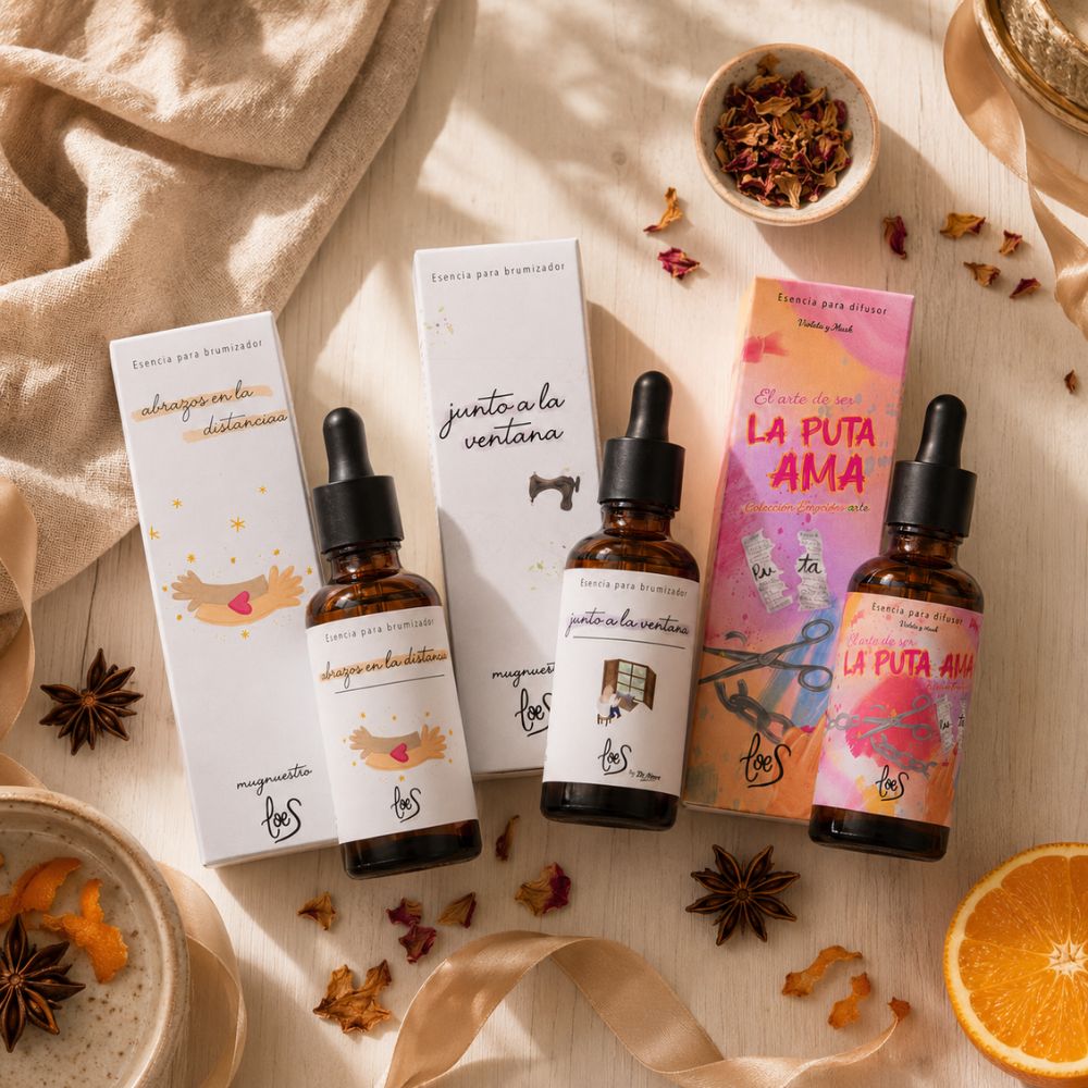 Cenital del pack de aromas orientales LoeS con anís estrellado, rodajas de naranja, pétalos secos y cinta dorada, bodegón sensual y amaderado – D'Arome
