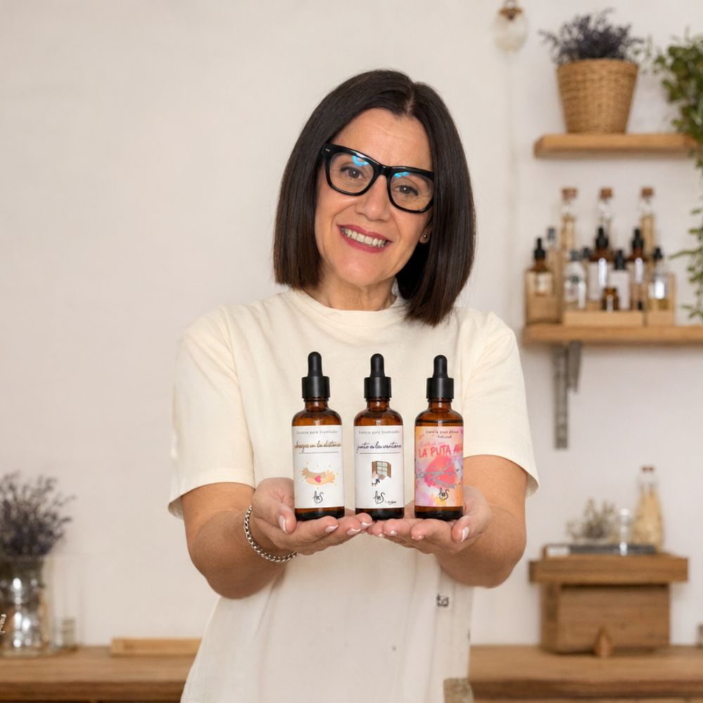 María Carmen, CEO y experta en aromas de D'Arome, presentando el pack de aromas orientales LoeS en el laboratorio de la marca con frasquería al fondo – D'Arome