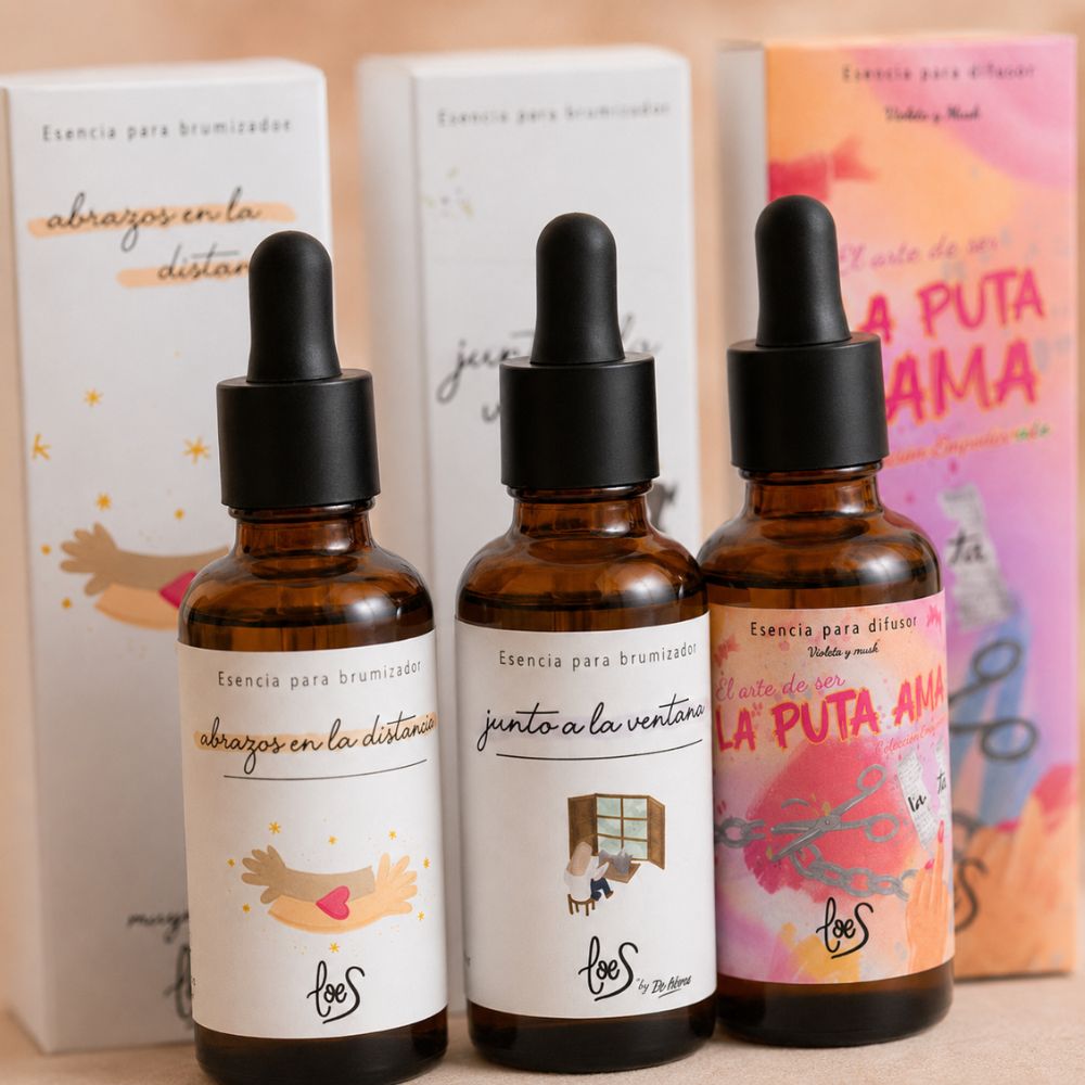 Primer plano editorial del pack de aromas orientales LoeS con las tres esencias para difusor y sus cajas ilustradas con la colección Empoder-arte – D'Arome