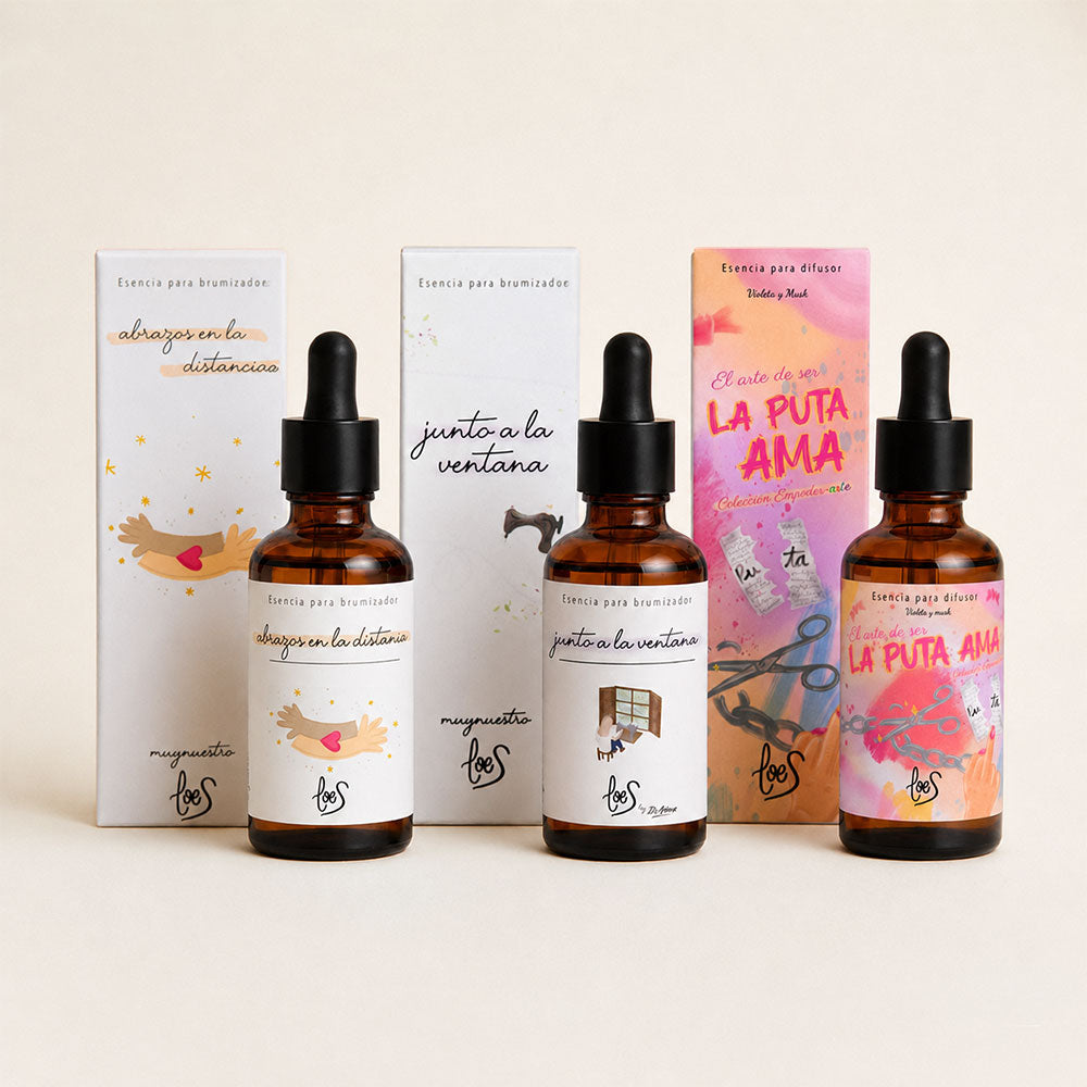 Pack de aromas orientales LoeS con las tres esencias para difusor Abrazos en la Distancia, Junto a la Ventana y La Puta Ama con sus cajas ilustradas sobre fondo crema – D'Arome