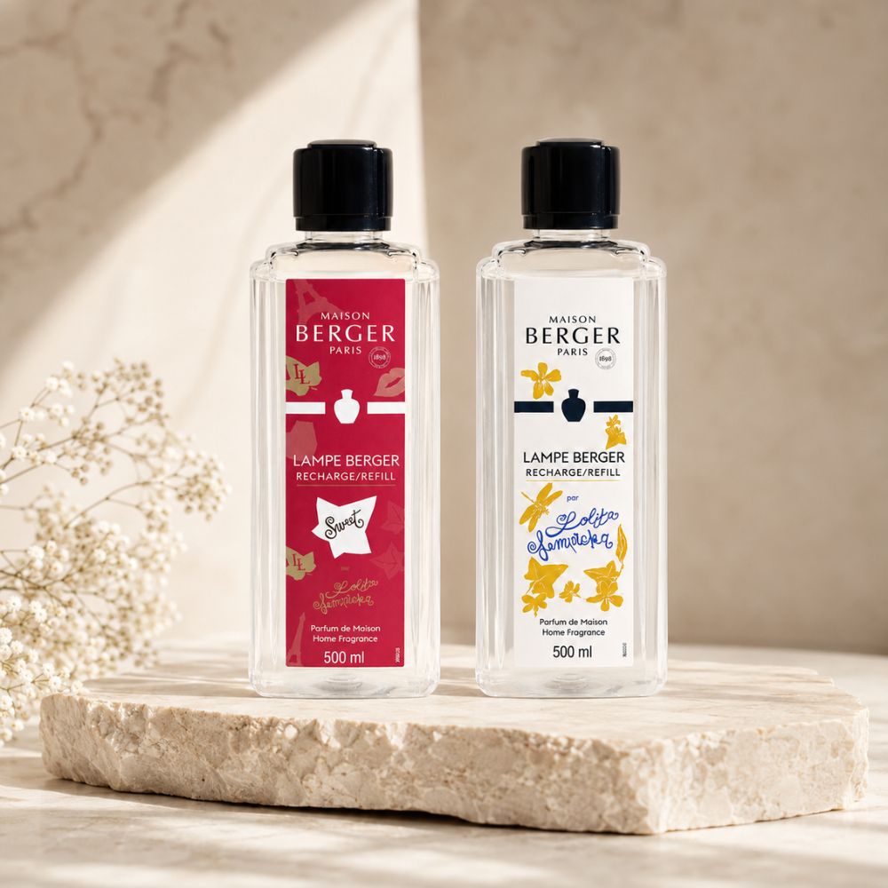 Pack de recambios dulces Lolita Lempicka Sweet y Lolita Lempicka 500ml para Lampe Berger sobre pieza de travertino con flores de paniculata – D'Arom